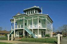 фасады дома павильона с гирляндами на террасе